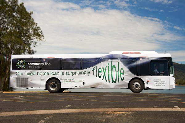реклама на перфорированной пленке автобус белый