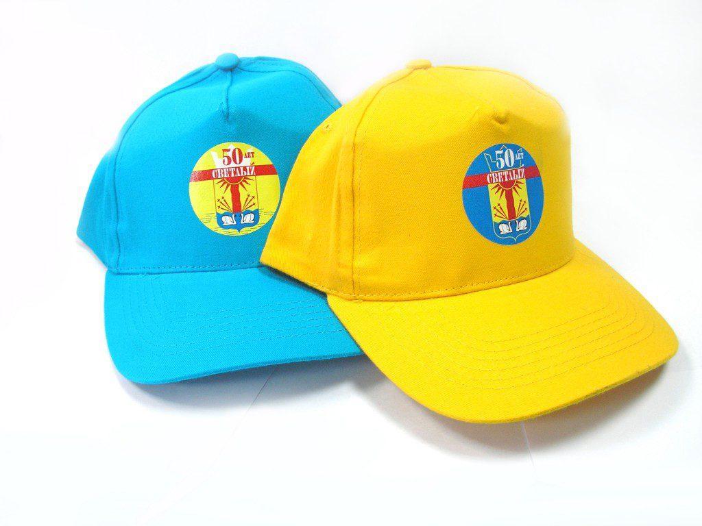 Печать логотипов на цветных кепках