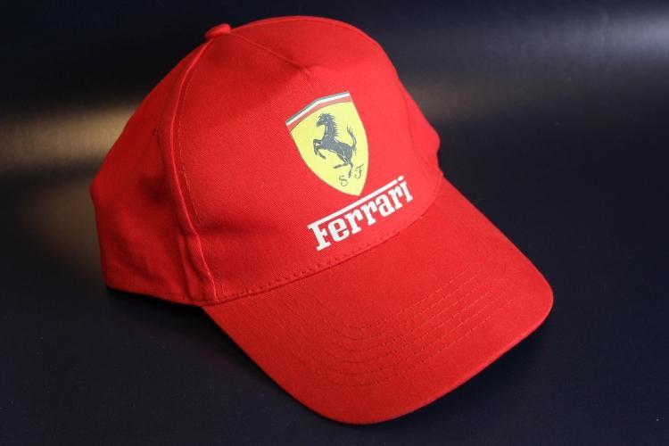 Красная бейсболка с логотипом Ferrari
